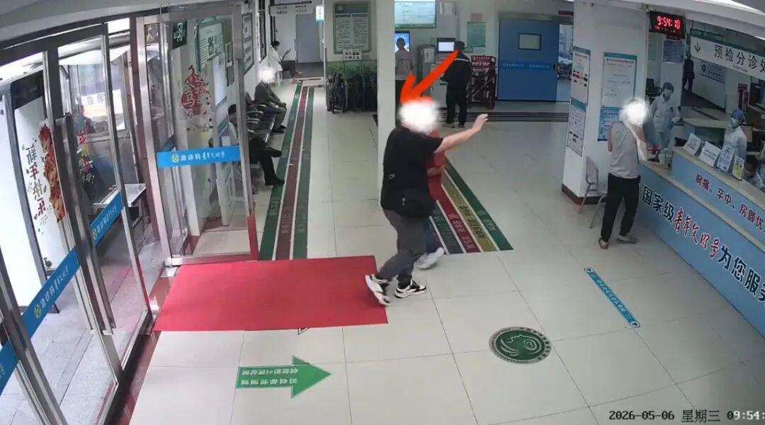 C7娱乐-广州一男子胸痛捂着胸口独自就医，8分钟后正准备进手术室时突然心跳呼吸骤停！医生提醒：一定不要拖延